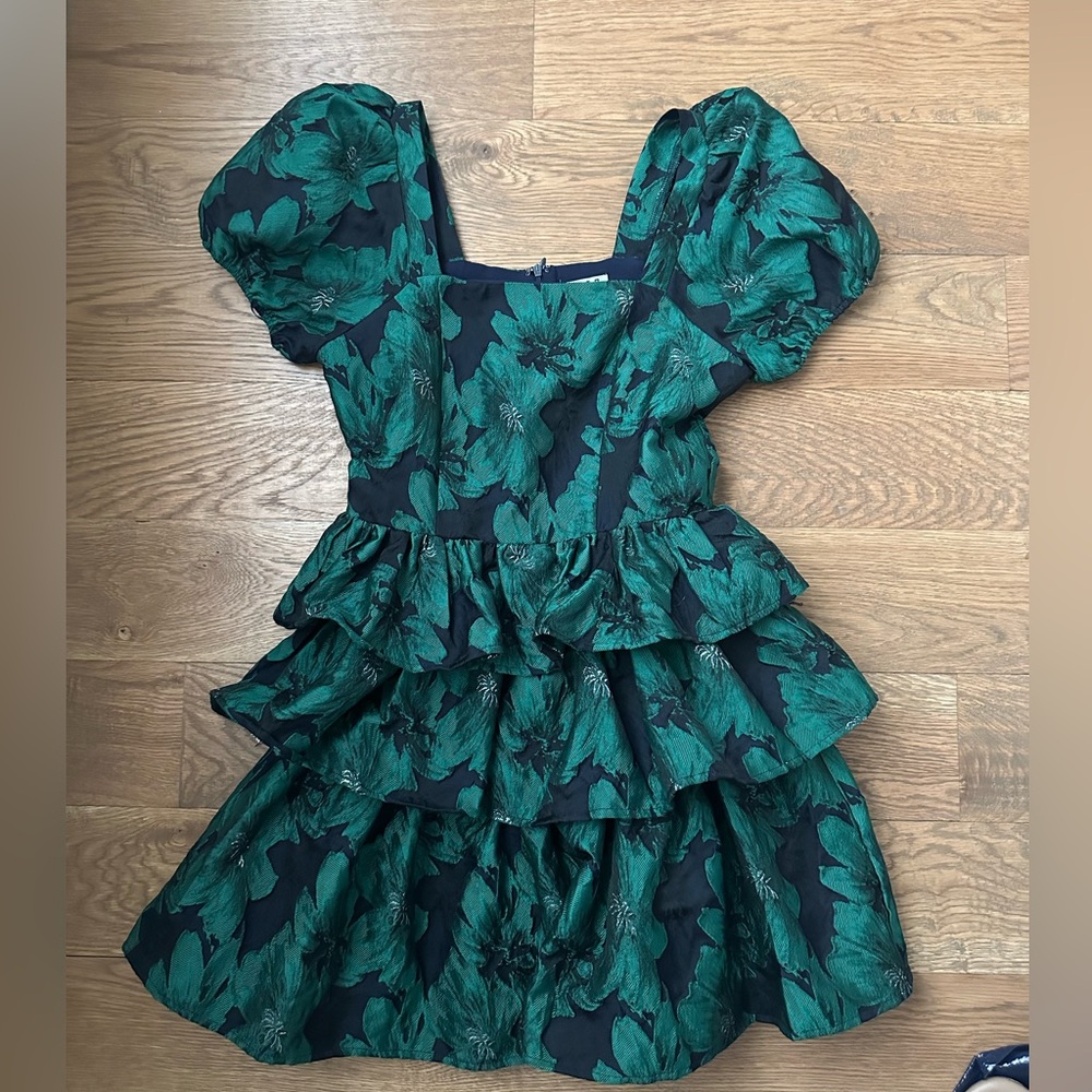 TCEC - NWT -S
Stunning Emerald & Navy Floral Jacquard Tiered Dress 💚💙